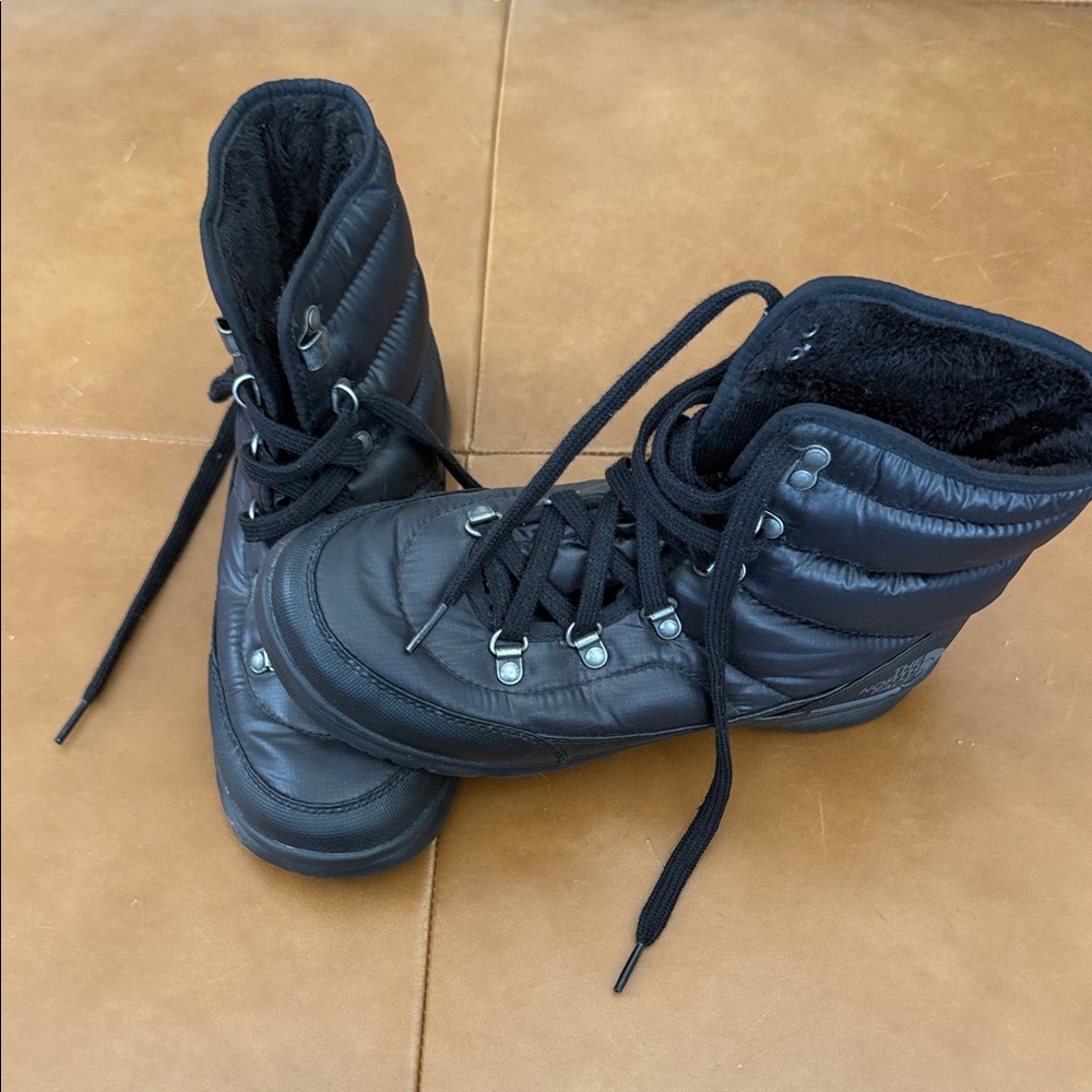 The North Face Women's Black Winter Lace-Up Snow Boots